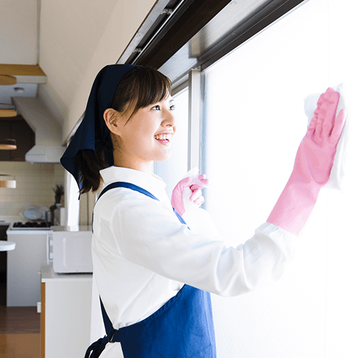 窓を拭いている女性